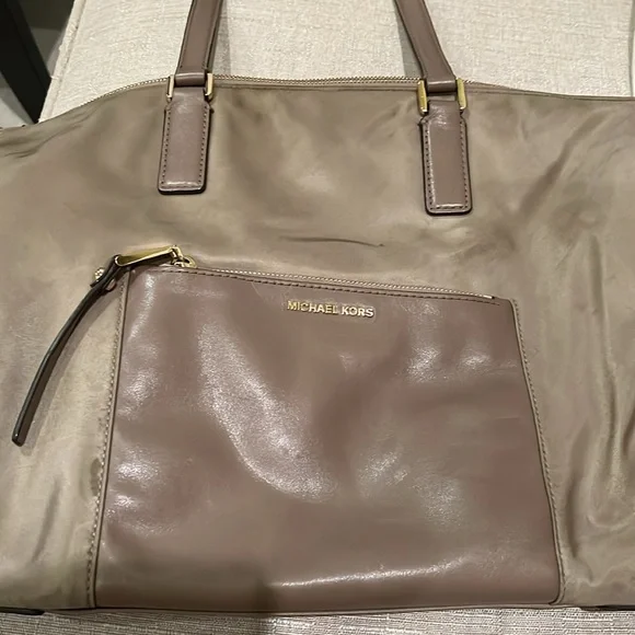 MICHAEL KORS bag large tan:khaki color so much room ! - Picture 6 of 12